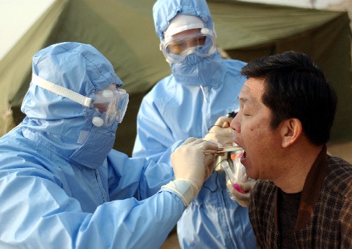 石家庄 应急/11月16日，工作人员在对一名“人禽流感患者”进行标本采集。