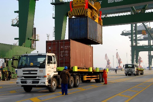 天津东疆保税港区集装箱码头投入试运营