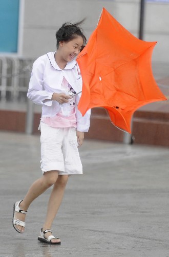 热带风暴北冕逼近 香港天文台发出警报