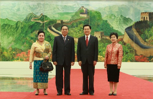 中国国家主席胡锦涛和夫人刘永清迎接出席欢迎