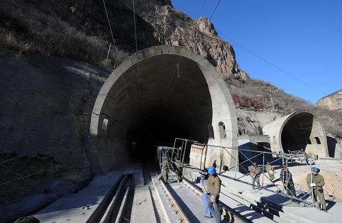 12月31日,工人在太行山隧道口做运营前的准备