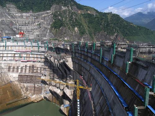 云南小湾水电站首台机组预计在25日投产发电