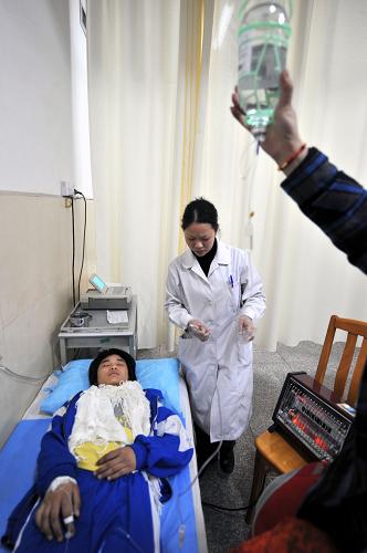 湖南湘乡学校踩踏事故伤者在医院接受治疗