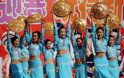 云南少数民族群众载歌载舞欢庆春节