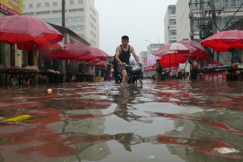 7月5日,沧州市维明路部分路段积水严重。 河北