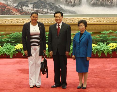 中国国家主席胡锦涛和夫人刘永清迎候出席欢迎