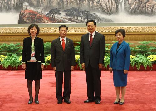 中国国家主席胡锦涛和夫人刘永清迎候出席欢迎宴会贵宾