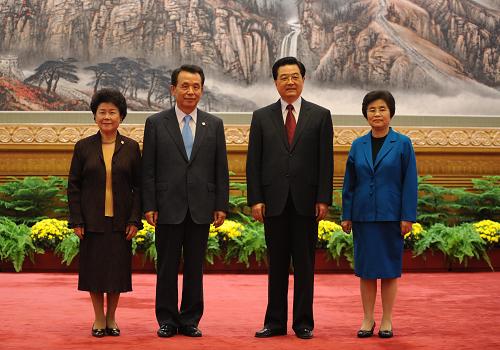 中国国家主席胡锦涛和夫人刘永清迎候出席欢迎