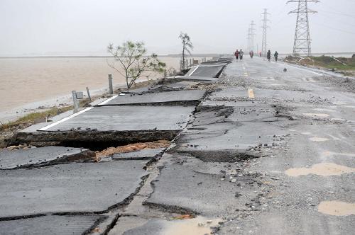 台风黑格比造成广东海陵岛断路断电