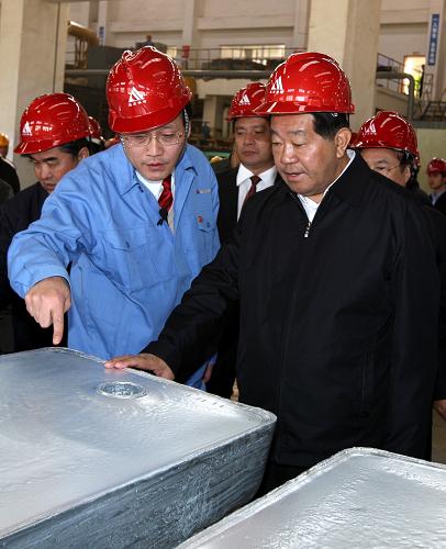 12月12日至16日,中共中央政治局常委、全国政协主席贾庆林在云南调研。这是12月15日,贾庆林在云南驰宏锌锗股份有限公司考察。新华社记者 姚大伟 摄