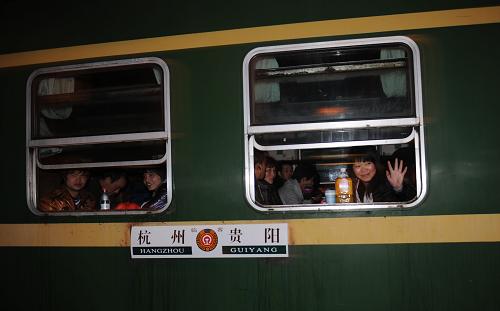 前的第一趟临客--杭州至贵阳的l199次列车正式