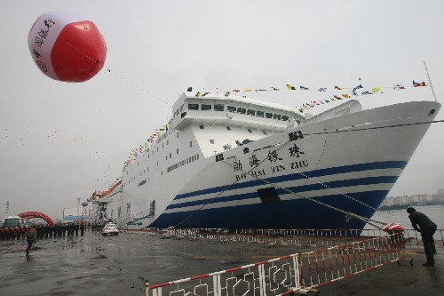 我国自行设计建造的最大汽车客滚船渤海银珠