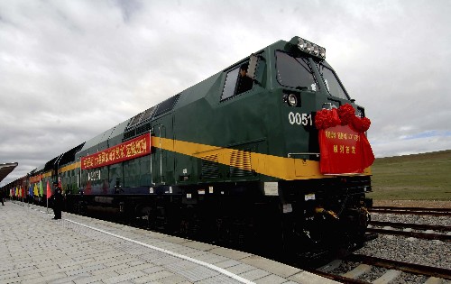 中铁快运首次发专列运送西藏冰川矿泉水