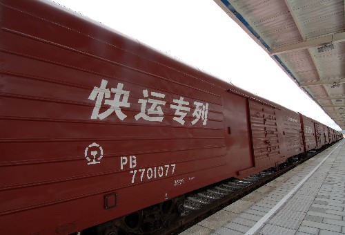 中铁快运首次发专列运送西藏冰川矿泉水
