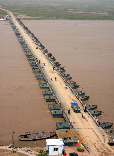 洽吴黄河浮桥建成通车