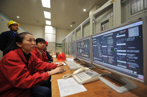 并网发电 发电机组/10月30日，工作人员在控制室操作15号发电机组并网发电。