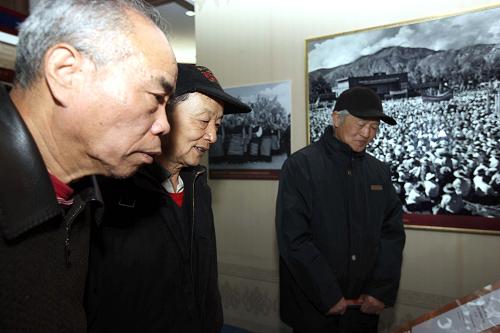2月28日,参加过平息达赖集团1959年武装叛乱的3位老战友杨同约(左)、周孝连(中)、雷怀庆一同参观西藏民主改革50年大型展览。 在北京举办的西藏民主改革50年大型展览自2月24日开幕以来,各界群众参观踊跃。展览通过文献资料、文物档案、图片实物、场景复原、雕塑艺术和影视展播等多种形式,有力地说明了西藏自古以来是中国不可分割一部分,全面揭露了旧西藏政教合一封建农奴制的黑暗和达赖集团1959年武装叛乱的历史真相,生动展示了西藏民主改革这一波澜壮阔的历史进程和50年来西藏广泛深刻的历史巨变。 新华社记者 高学余摄
