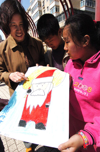 哈尔滨市/2007年4月28日，哈尔滨市曙光学校的学生把自己的绘画作品送给...