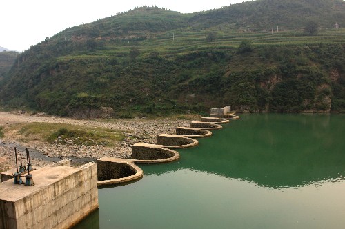 这是河南省嵩县木植街乡境内的汝河上新修建的水电站拦河坝(9月11日摄