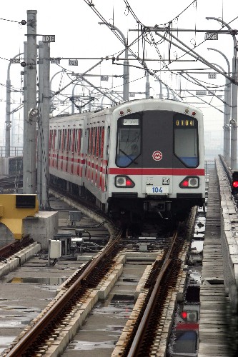 12月18日,一列地铁列车驶入上海地铁1号线富