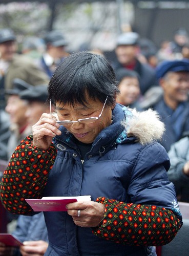 重庆农民首次领取养老金