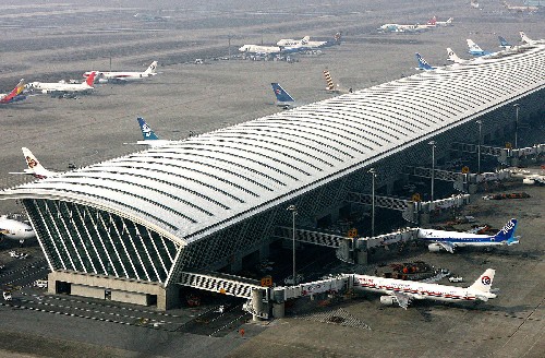 上海浦东国际机场停机坪俯瞰(12月20日摄 新华社记者陈飞摄
