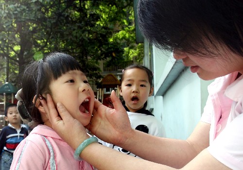 上海幼儿园加强晨检消毒预防手足口病