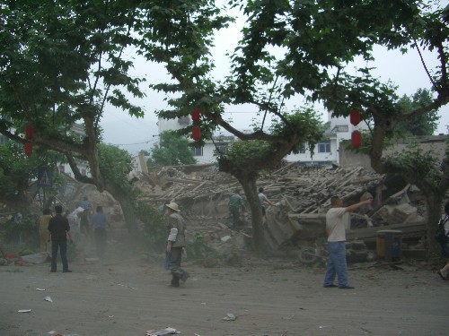 8级地震,离汶川约100公里的都江堰市部分设施
