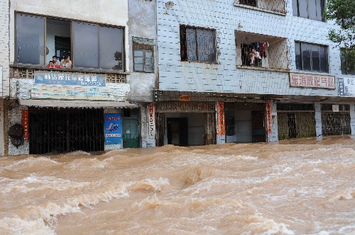 广西永福县全力转移被洪水围困群众