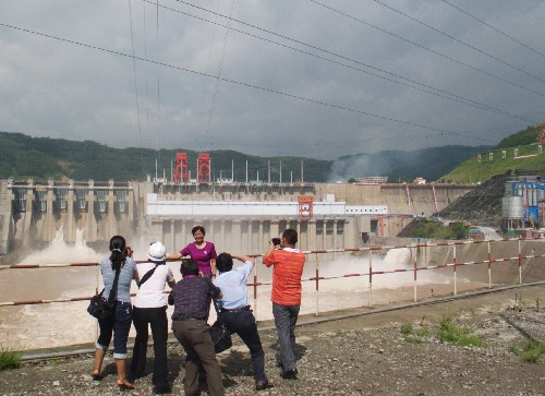 云南省最大水电站首台机组投产发电