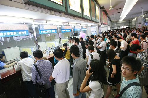上海迎来十一长假火车票售票高峰