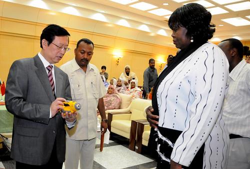 中国扶贫基金会向苏丹慈善机构捐赠物资