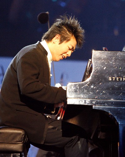 世界杯倒计时音乐会举行 中国钢琴家郎朗参加