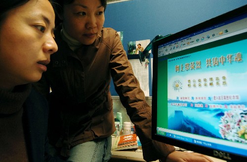 上网人口_执法人员在对上网中学生做笔录-利用高考停课间隙 一些初中生沉迷(3)