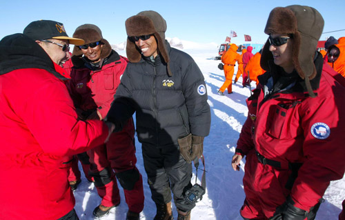 第22次南极考察队赴格罗夫山慰问队员