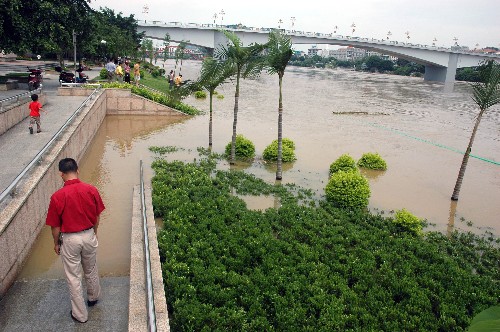 洪澇災 广西/6月10日，广西柳州市沿柳江的亲水平台被淹。