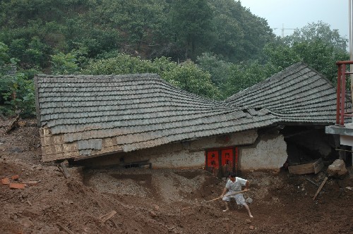 连续特大暴雨袭击 安徽金寨县发生严重山体滑