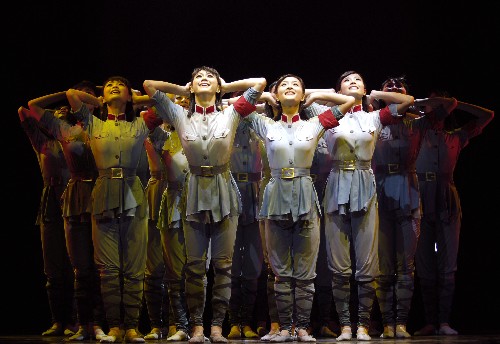 12月10日,南京军区前线文工团演员在表演舞蹈
