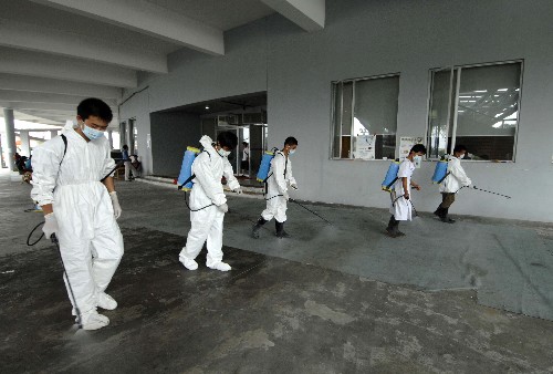 6月29日,消毒人员在对绵阳九洲体育馆馆外道路进行消毒。