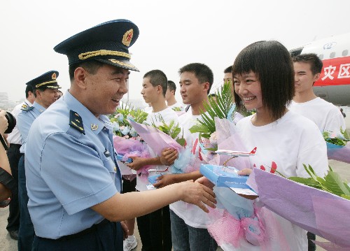 8月4日,成都军区空军副政委白广忠将军在机场