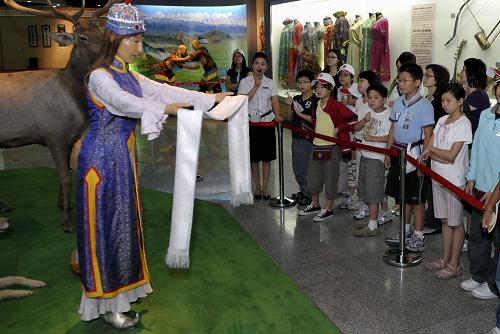 百人旅游团到访新疆