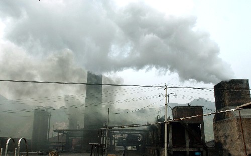 吕梁山:土炼焦死灰复燃 重污染焦化厂污染依旧