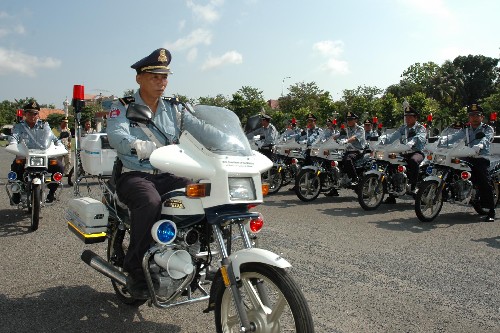 中国政府援助柬埔寨104辆警用摩托车
