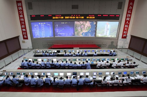 北京航天飞行控制中心进行发射前的准备