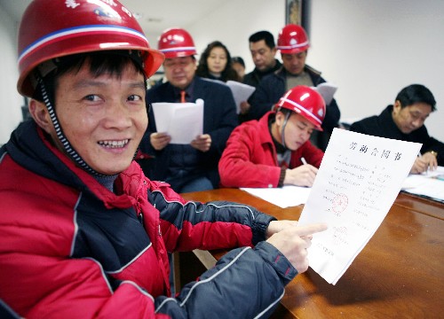 农民工喜签劳动用工合同