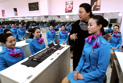 老师在向中国民航大学空乘专业学生讲解化妆