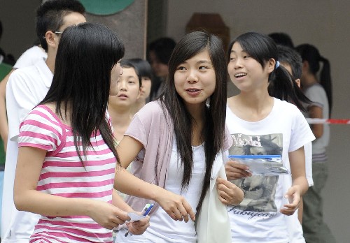 7月3日,都江堰市的考生结束语文考试后走出考