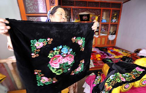 天空之城 谱子 李志-阿加汗·赛买提展示她的民族刺绣作品(7月31日摄).现年57岁的阿