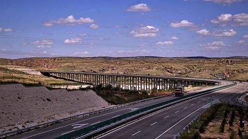 西部大开发10年来内蒙古新建公路8万多公里