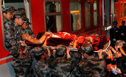 青藏铁路公司开行第一趟转运伤员专列
